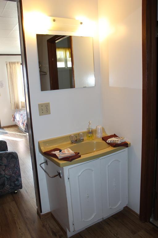 Raval Paradise Motel And Rv Park Youngstown Εξωτερικό φωτογραφία