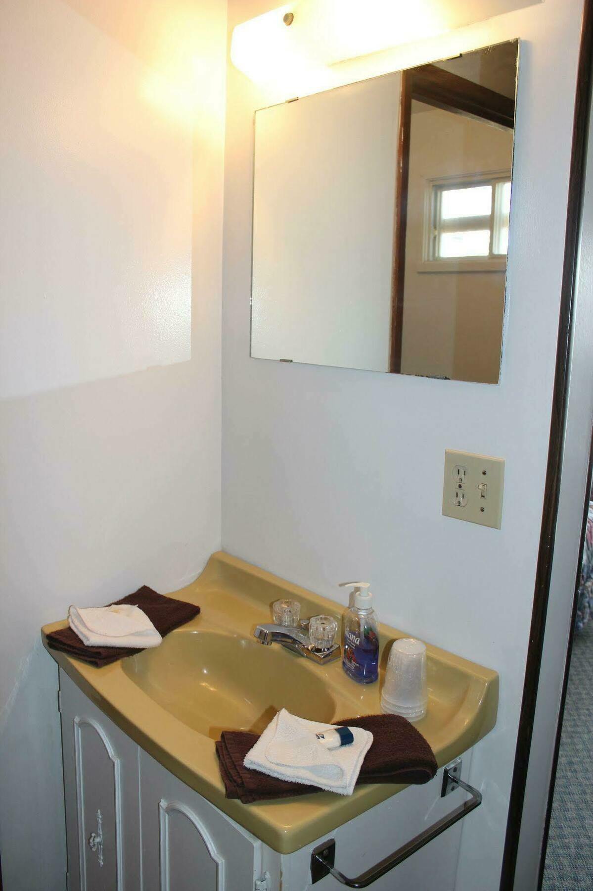 Raval Paradise Motel And Rv Park Youngstown Εξωτερικό φωτογραφία