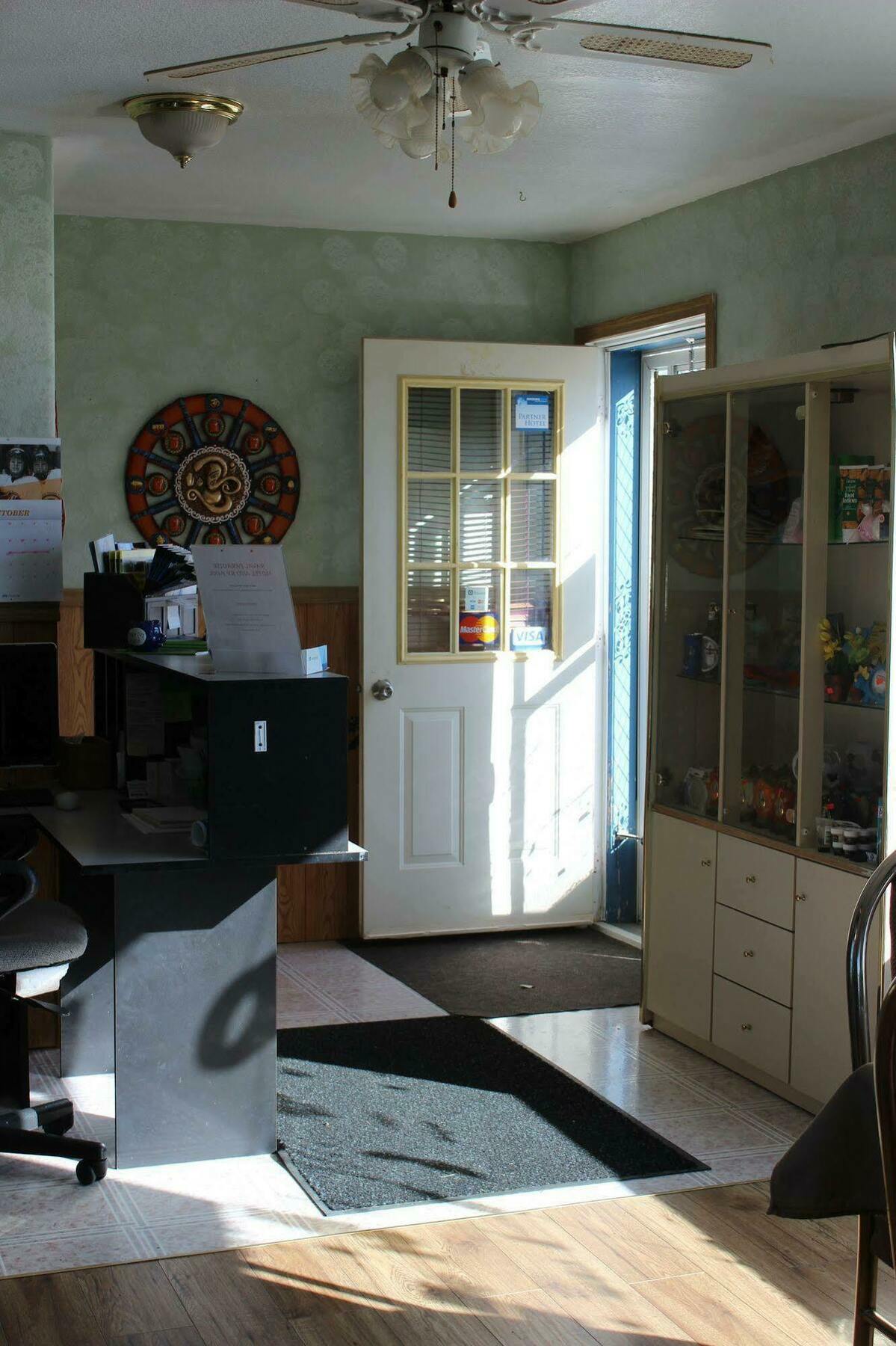 Raval Paradise Motel And Rv Park Youngstown Εξωτερικό φωτογραφία